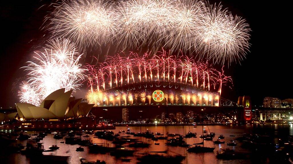 Vor der Kulisse der Harbour Bridge und des ikonischen Opernhauses erleuchtet in Sydney jedes Jahr zu Silvester ein Mega-Feuerwerk den Nachthimmel. (Archivbild)