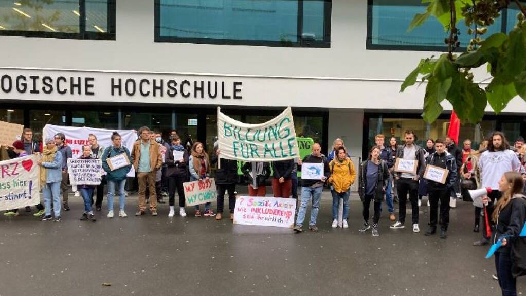 Mehrere Dutzend Personen haben vor dem Hauptgebäude der Universität Luzern die Zertifikatspflicht an den Hochschulen kritisiert.