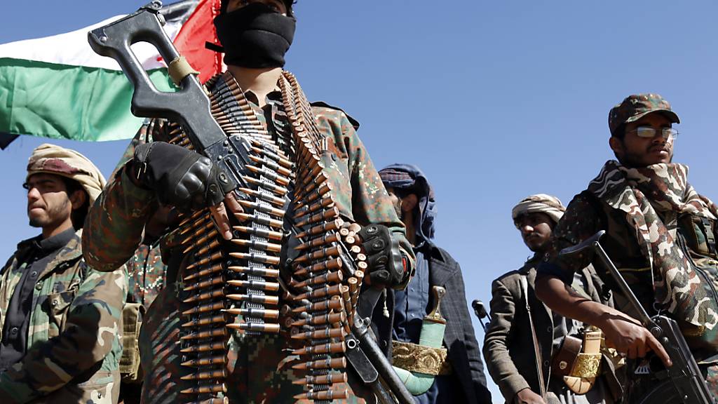 Huthi-Kämpfer und Stammesangehörige veranstalten eine Kundgebung gegen die Angriffe der USA und Großbritanniens auf von den Huthis betriebene militärische Einrichtungen. Foto: Uncredited/AP