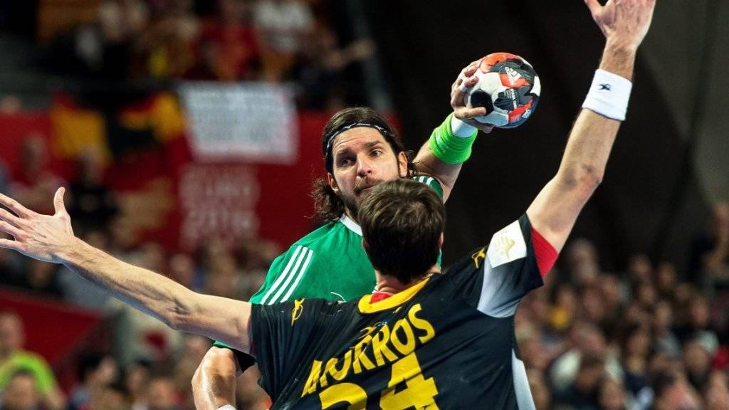 Der Spanier Morros (vorne) blockt gegen Ungarns Goalgetter Laszlo Nagy
