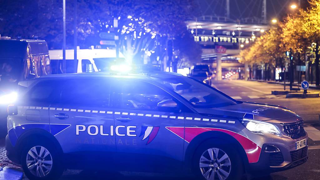 ARCHIV - Ein Fahrzeug der französischen Polizei steht mit Blaulicht auf einer Straße. Foto: Christoph Reichwein/dpa/Symbolbild