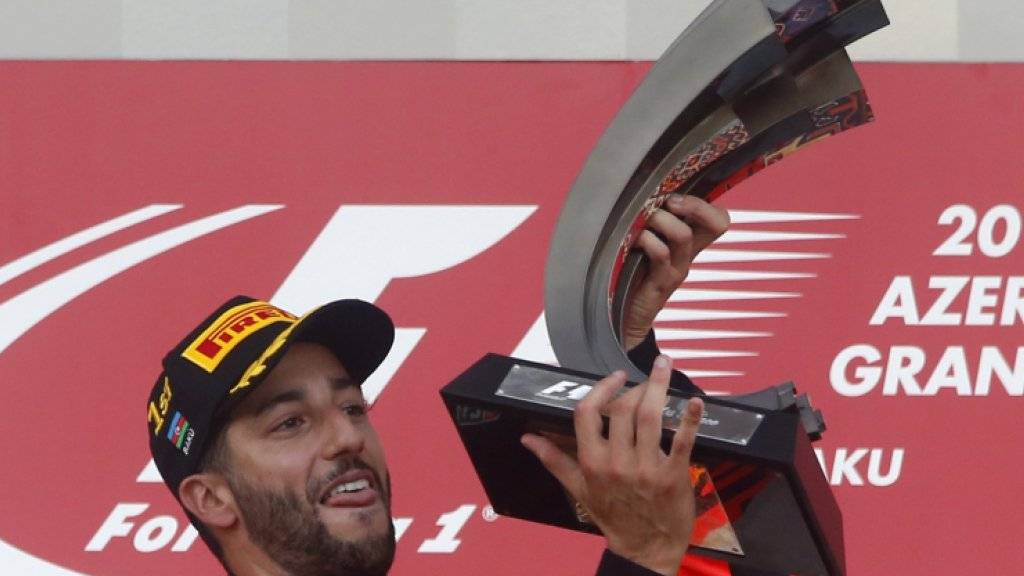 Daniel Ricciardo mit dem Siegpokal in Aserbaidschan