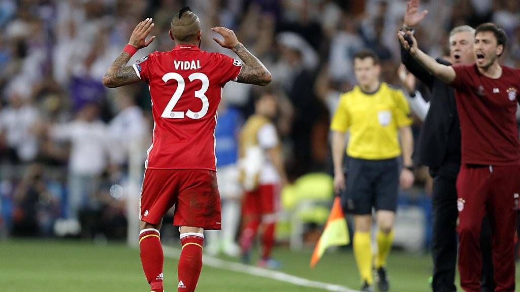 Bayerns Arturo Vidal muss in Madrid nach der umstrittenen zweiten Gelben Karte vom Platz