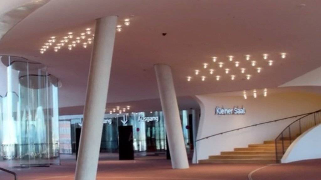 Blick ins Foyer der Elbphilharmonie in Hamburg, die am 11. Januar eröffnet wird. Dank einem gefilmten Drohnenflug lässt sich der imposante Bau jetzt schon besuchen. (Screenshot)
