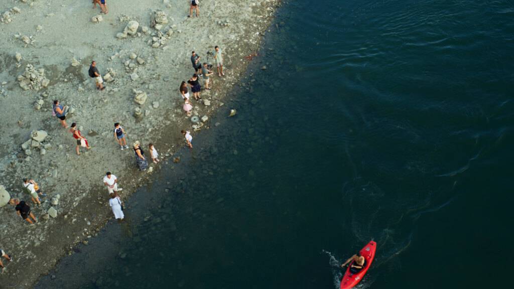Ein Kajakfahrer fährt unter der Margaretenbrücke in der Budapester Innenstadt an einer Sandbank vorbei, während der Fluss, der durch zehn europäische Länder fließt, auf einen noch nie dagewesenen Tiefwasserstand abgesunken ist. Foto: Bela Szandelszky/AP/dpa