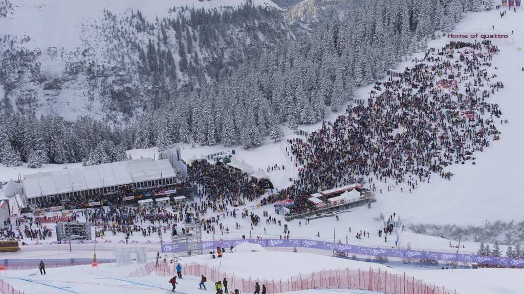 epa05104612 Overwiev of the area of the Downhill race of the FIS Alpine Ski World Cup season at the Lauberhorn in Wengen, Switzerland, 16 January 2016.  EPA/JEAN-CHRISTOPHE BOTT