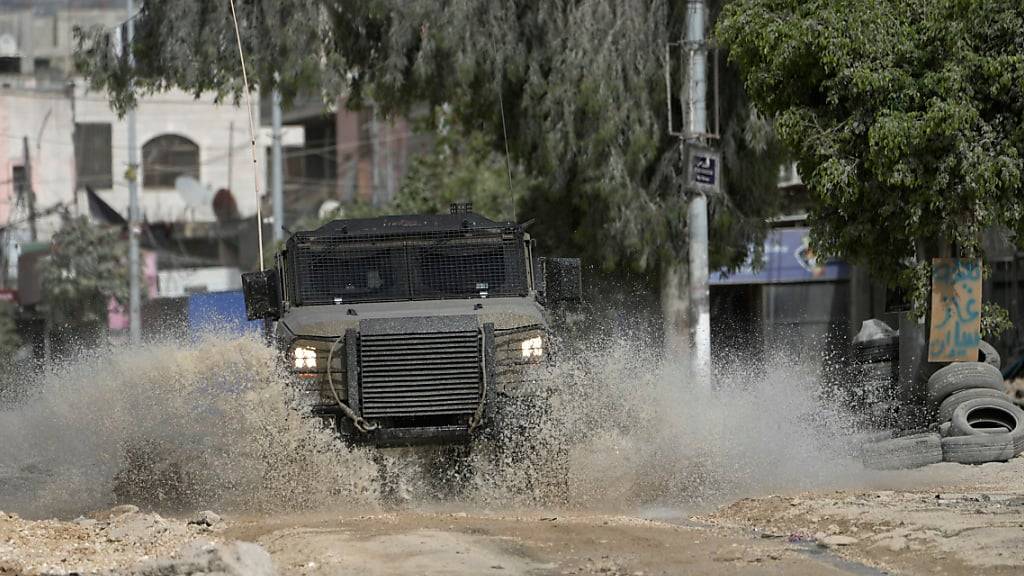 Ein israelisches Militärfahrzeug bei einer Militäroperation in Tulkarem. Foto: Majdi Mohammed/AP/dpa