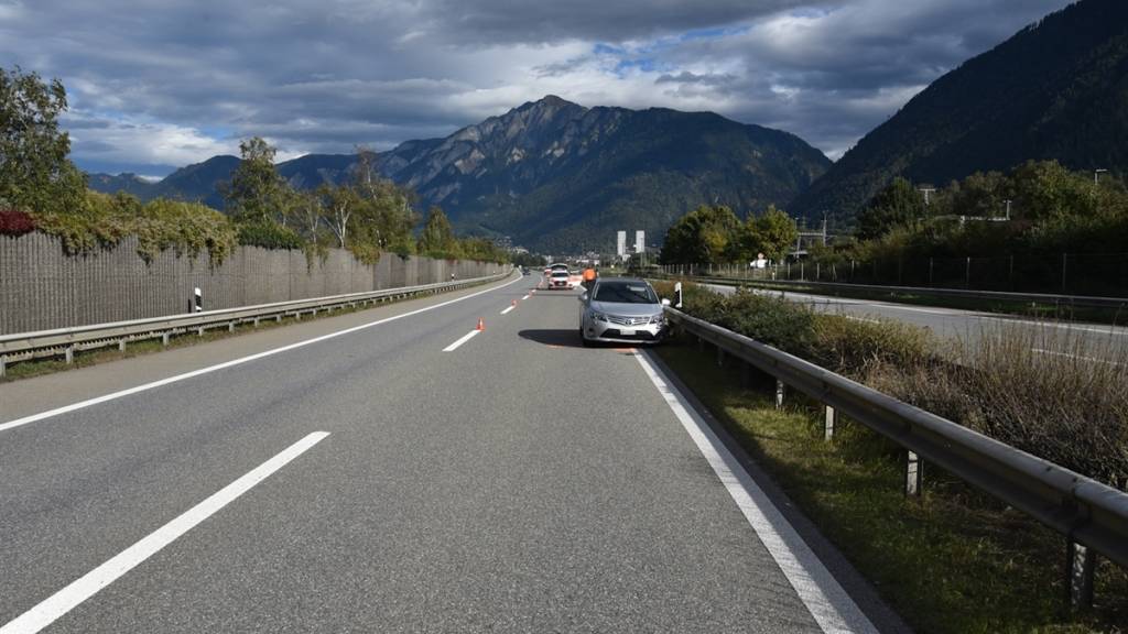 Die 86-jährige Autofahrerin kollidierte mit der Mittelleitplanke der A13 auf Höhe des Bahnhofs Felsberg und blieb danach verwirrt stehen.