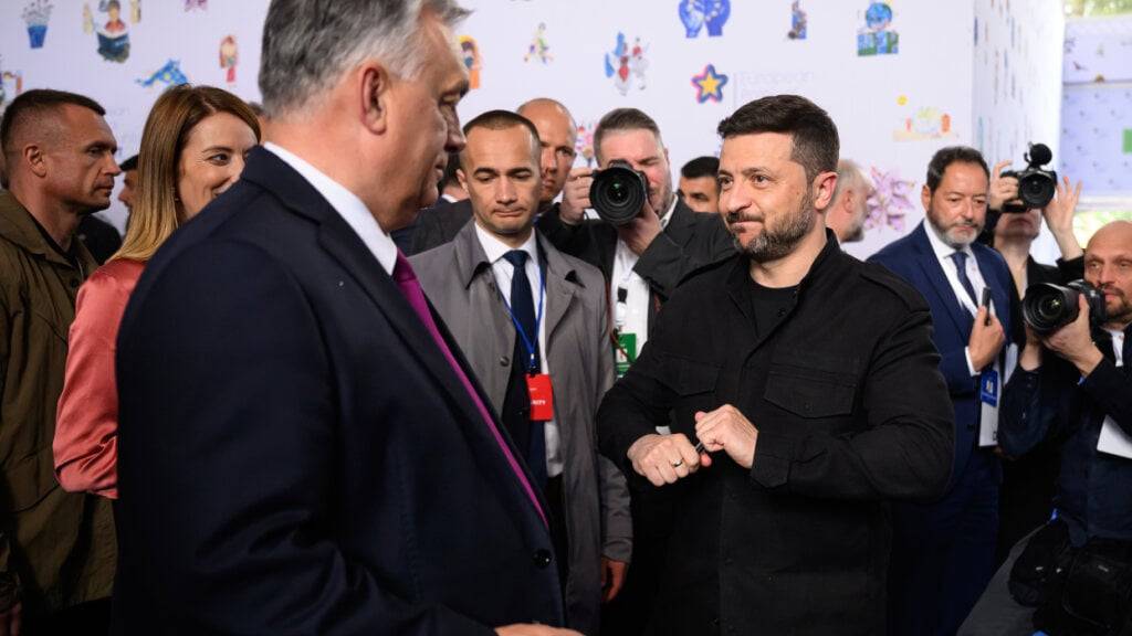 Ungarns Ministerpräsident Viktor Orban (l) unterhält sich mit dem ukrainischen Präsidenten Wolodymyr Selenskyj zu Beginn eines Gipfeltreffens, auf dem die Staats- und Regierungschefs von 47 europäischen Ländern und Organisationen über Sicherheit, Verteidigung und demokratische Standards diskutieren. Foto: Leon Neal/Getty Pool/AP/dpa