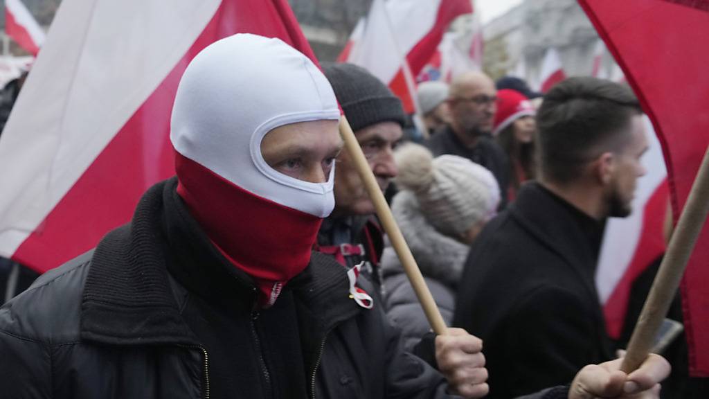 Am Unabhängigkeitstag Polens ziehen zehntausend Nationalisten durch Warschau. Foto: Czarek Sokolowski/AP/dpa