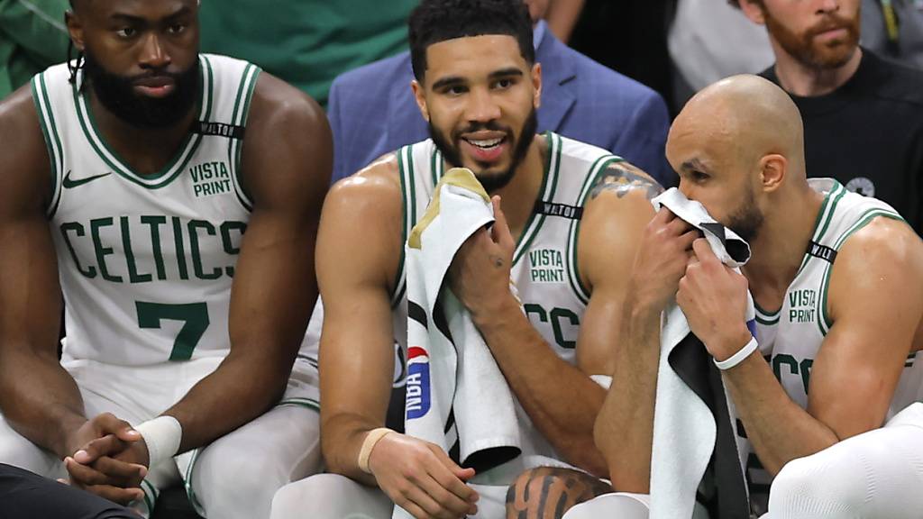 Die Führungsspieler der Boston Celtics (hier mit Jayson Tatum in der Mitte) durften sich in der Schlussphase auf der Bank schonen lassen