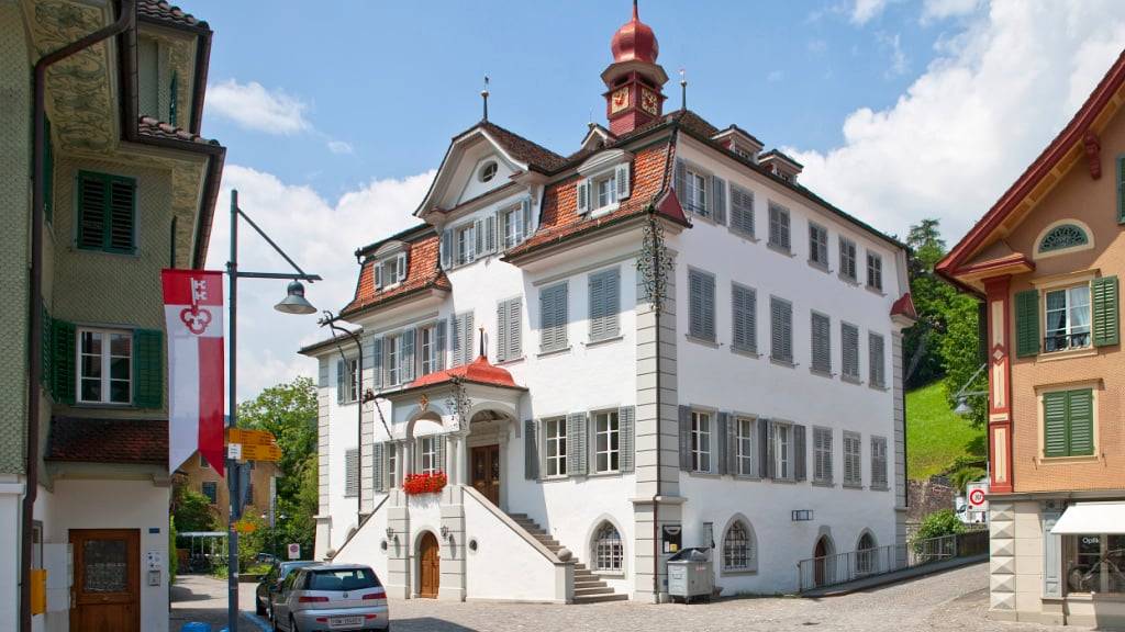 Der Kanton Obwalden - im Bild das Rathaus in Sarnen - will sparen und das Potential älterer Angestellter besser nutzen. (Archivaufnahme)