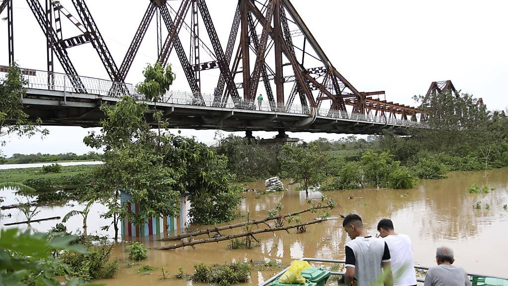 In der Hauptstadt Hanoi stieg das Wasser so hoch wie seit 2008 nicht mehr.