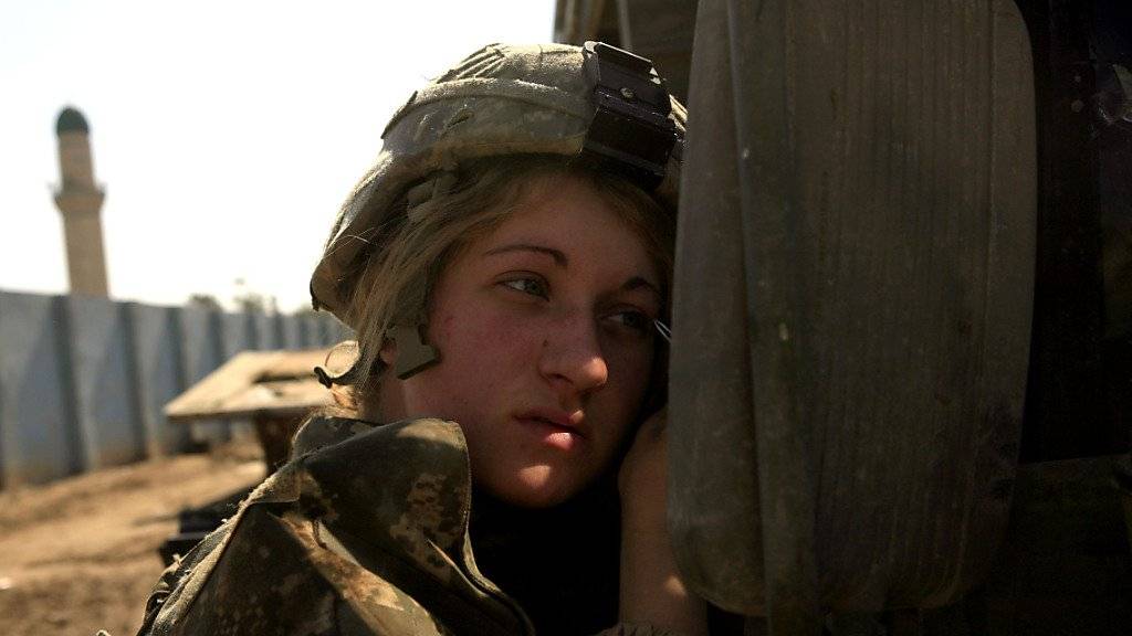 Eine US-Soldatin zupft sich in Bagdad die Augenbrauen. Die US-Armee will mehr für ihre weiblichen Mitglieder tun und richtet unter anderem Stillräume ein. (Symbolbild)