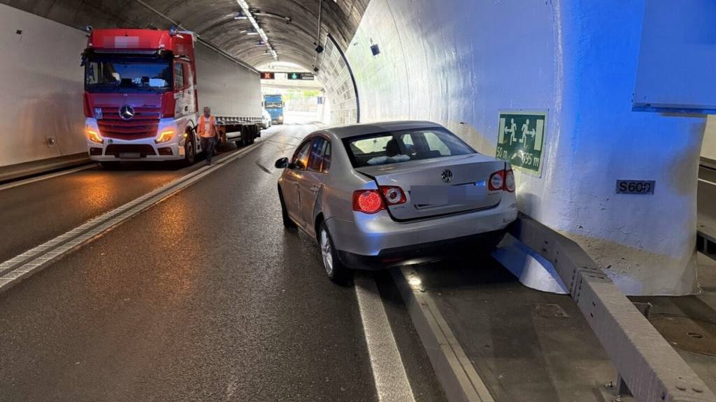 Im Schaffhauser Fäsenstaubtunnel kollidierte ein Auto mit einem Lastwagen.