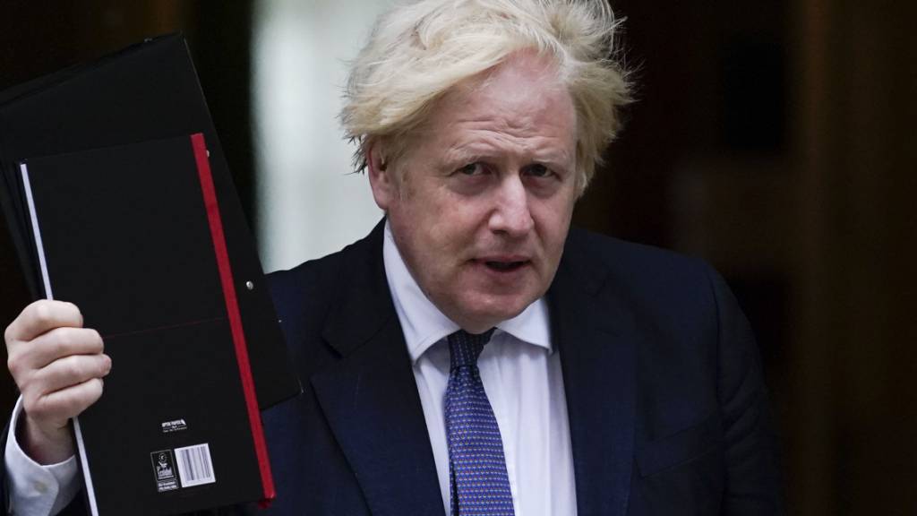 Boris Johnson, Premierminister von Großbritannien, verlässt 10 Downing Street. Via Twitter kündigte Johnson an, dass der geplante Sondergipfel der G7-Staaten zur brisanten Lage in Afghanistan an diesem Dienstag stattfinden soll. Foto: Alberto Pezzali/AP/dpa