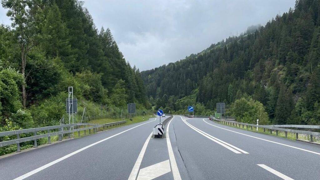 Die 71-jährige Italienerin geriet mit ihrem Auto vor der Mittelleitplanke auf die einspurige Gegenfahrbahn der San-Bernardino-Autostrasse.