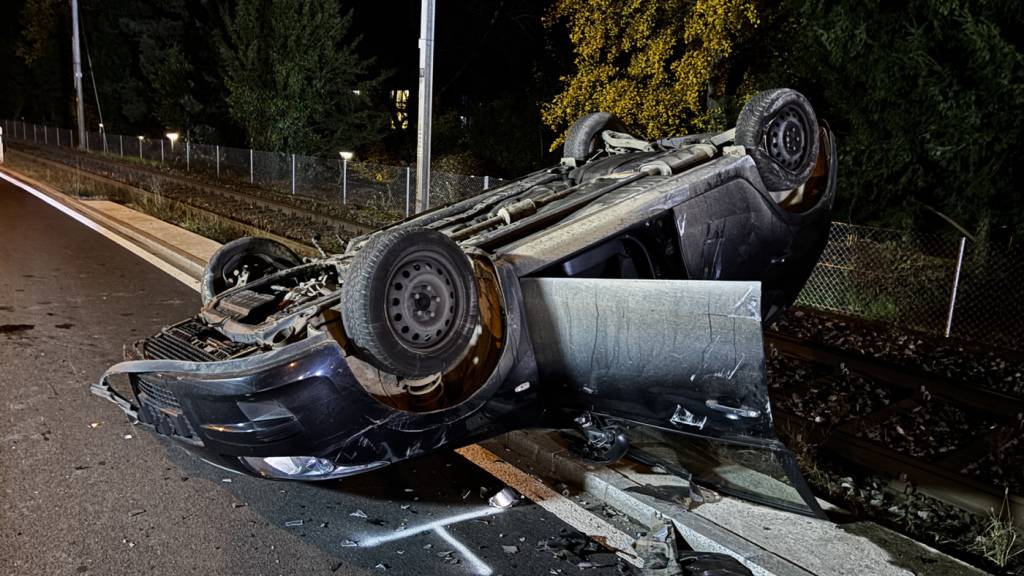 Auto landet nach Frontalkollision in Hochdorf LU auf Bahngleis