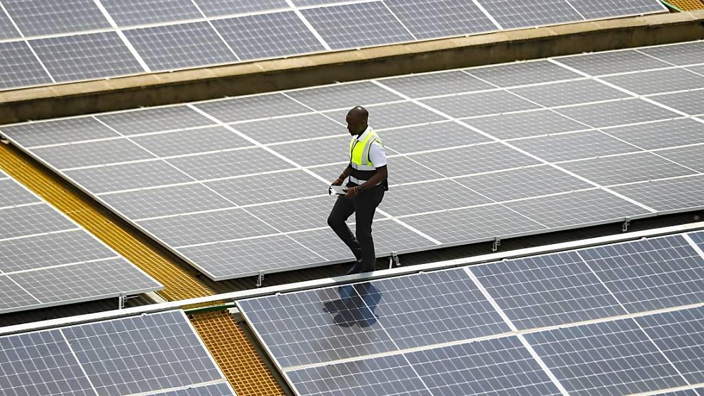 Saubere Energien werden 2030 deutlich mehr Gewicht bei der Stromerzeugung haben - im Blick Solarpanels in der kenianischen Hauptstadt Nairobi, Kenia. (Archivbild)