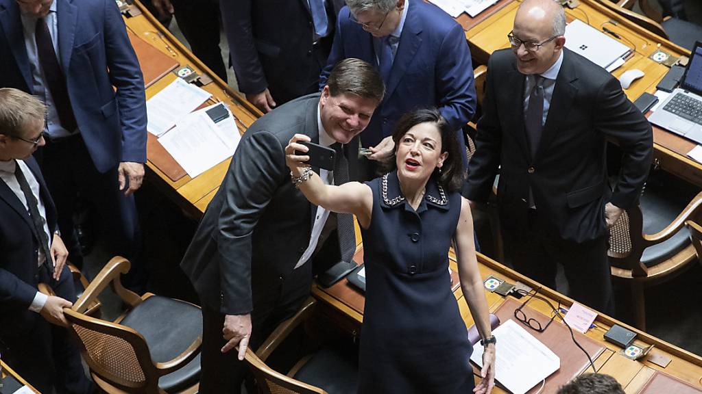 Regine Sauter (FDP, ZH) machte am letzten Tag der Herbstsession 2019 im Nationalrat ein Selfie mit ihrem Sitznachbarn Hansjörg Brunner (FDP, TG). Seither verpasste Brunner zweimal die Wiederwahl. (Symbolbild)