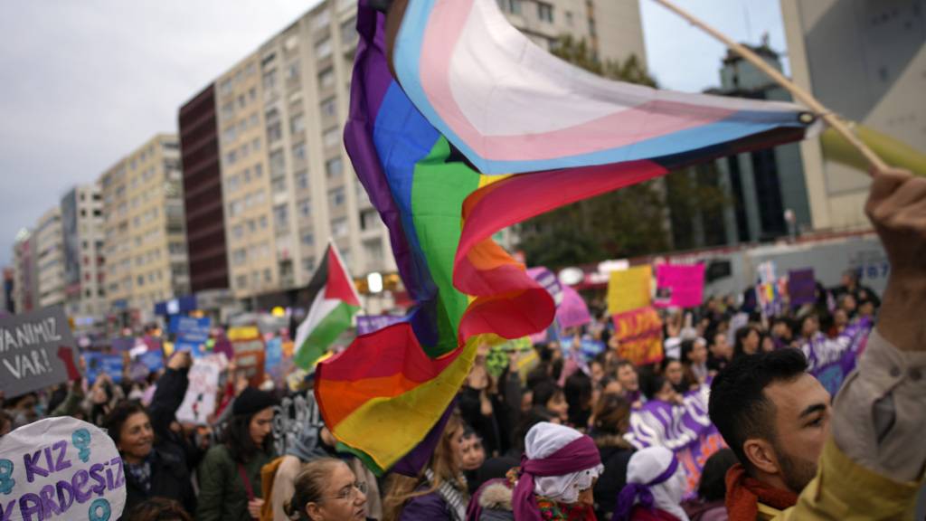 ARCHIV - Ein Mann schwenkt eine LGBT+-Fahne, während er an einer Kundgebung anlässlich des Internationalen Tages gegen Gewalt an Frauen teilnimmt. Foto: Emrah Gurel/AP/dpa