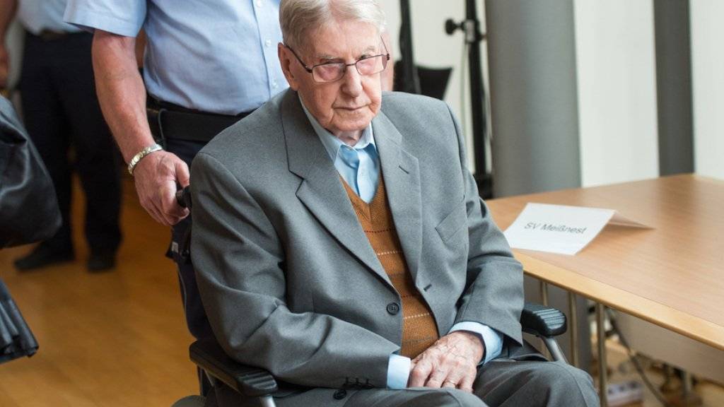 Der 94-jährige Reinhold Hanning bei der Ankunft vor Gericht in Detmold.