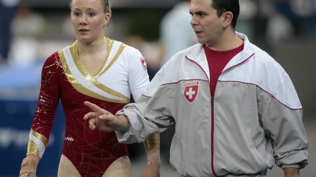 Die Kunstturnerin Ariella Kaeslin zusammen mit ihrem damaligen Trainer Fabien Martin bei der WM 2007. Sie erhebt schwere Vorwürfe an die Verantwortlichen des Sportzentrums Magglingen.