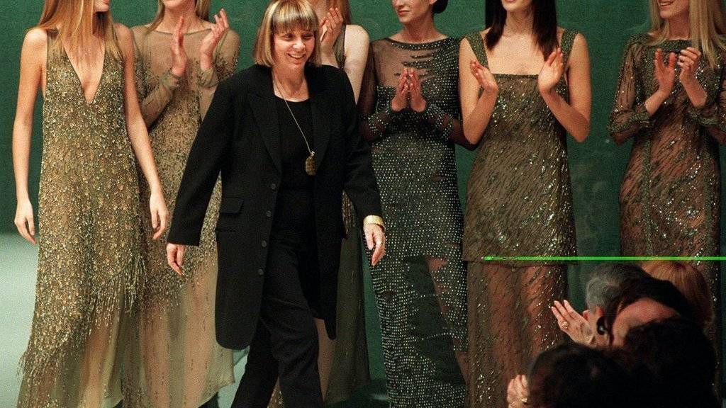 Mariuccia Mandelli, in der Modewelt bekannt als Krizia, an einer Fashion Show in Mailand im Jahr 1997. (Archivbild)