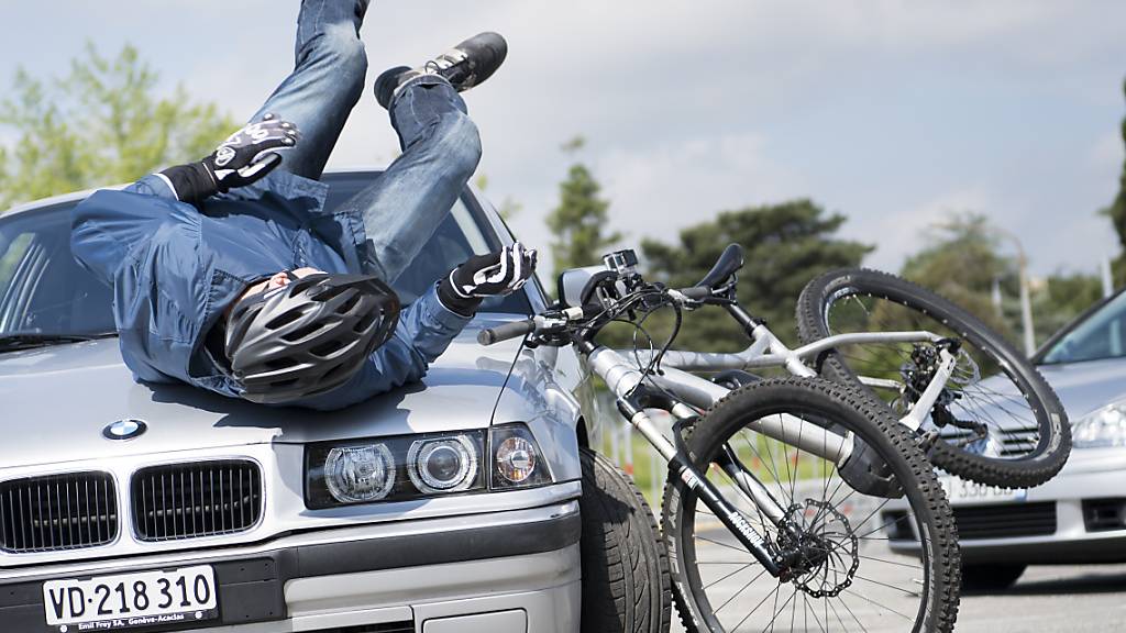 E-Biker-Fahrer erleiden bei einem Unfall häufig schwere Kopfverletzungen - das Muster ähnelt gemäss einer Studie demjenigen von Töfffahrern. (Symbolbild)