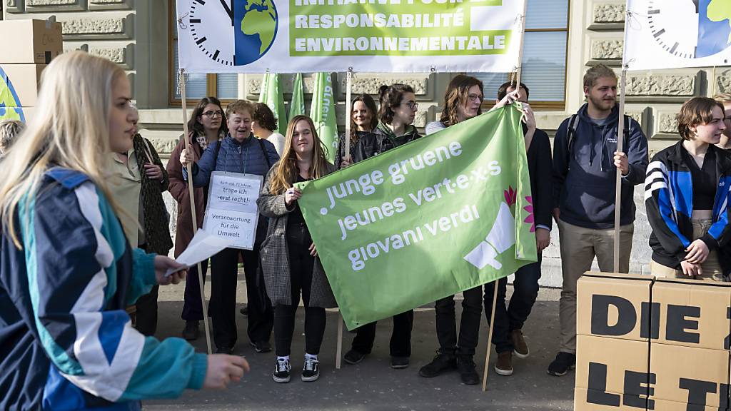 Mitglieder der Jungen Grünen haben die Umweltverantwortungsinitiative im Februar 2023 eingereicht. Die Mehrheit der zuständigen Nationalratskommission will das Begehren ablehnen. (Archivbild)