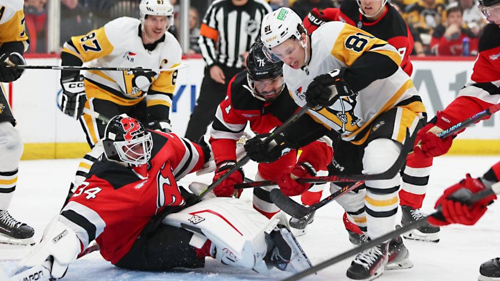 New Jerseys Goalie Jake Allen behielt auch in dieser Szene die Übersicht