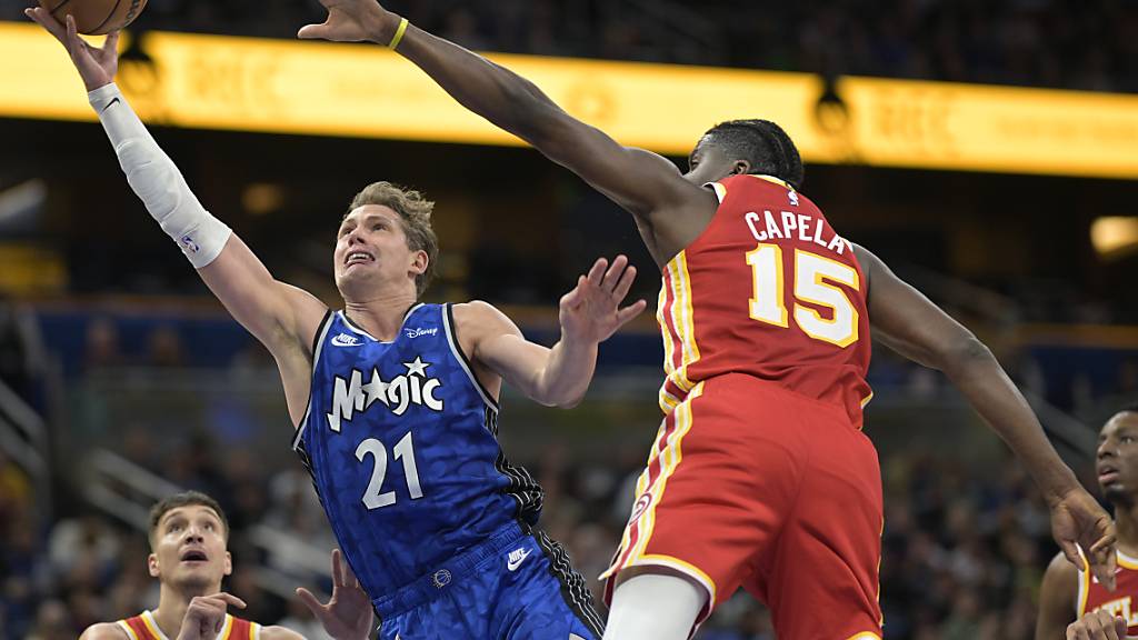 Clint Capela (Nummer 15) versucht Moritz Wagner im Magic-Dress zu stoppen