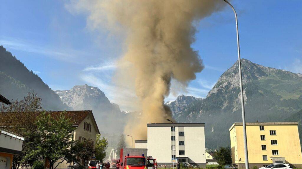 Die Rauchsäule vom brennenden Wohnhaus war in Linthal GL weit herum sichtbar.