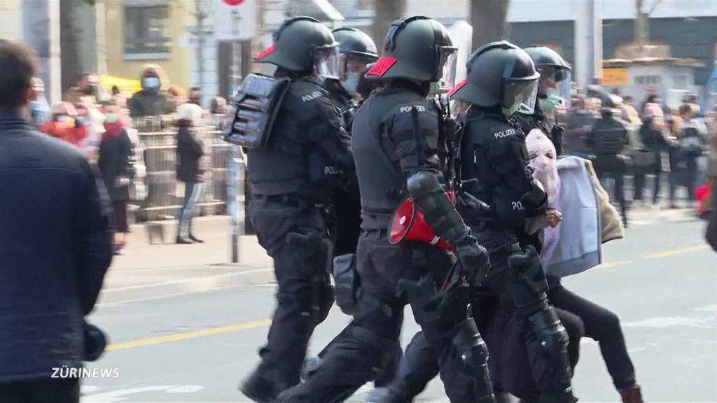 Verhaftungen und Pfefferspray an unbewilligter Frauendemo in Zürich