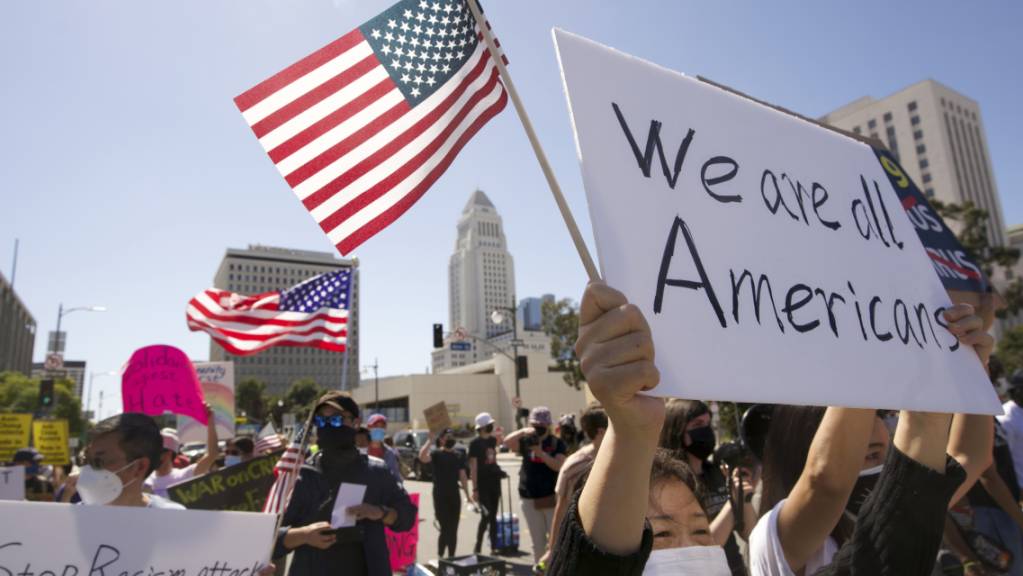 Menschen nehmen an einer Kundgebung gegen Hassverbrechen gegen asiatische Amerikaner teil. (Archivbild) Foto: Damian Dovarganes/AP/dpa