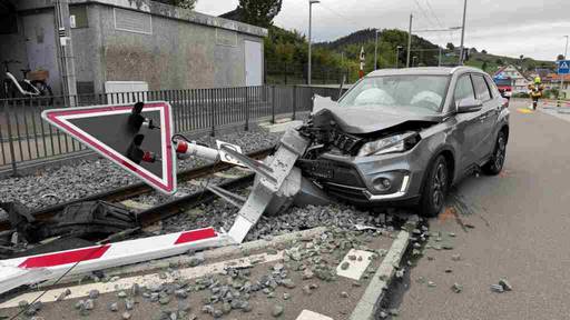 Vier Verletzte bei Kollision mit Zaun und Barriere in Speicher AR
