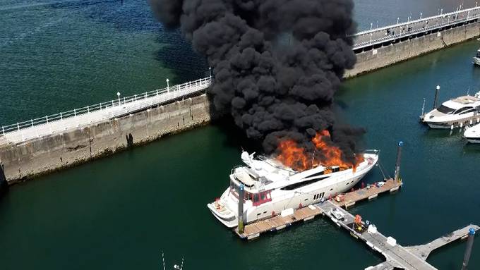 8000 Liter Diesel an Bord: Luxusjacht sinkt nach Brand in englischem Hafen 