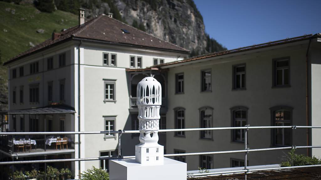 Noch gibt es erst ein kleines Modell des Weissen Turms, der im kleinen Bündner Passdorf Mulegns geplant ist.