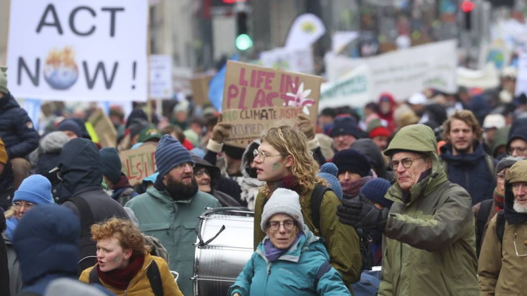 Rund 20'000 Menschen gingen in der belgischen Hauptstadt Brüssel für Massnahmen gegen den Klimawandel auf die Strasse.