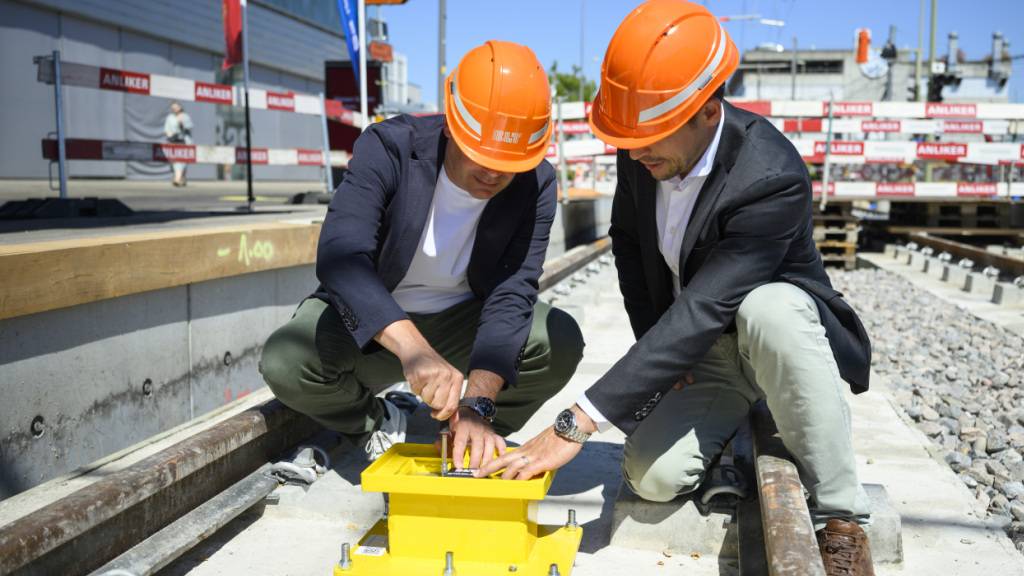 Hier sollen erstmals in der Schweiz die Trams teilautomatisiert fahren: BLT-CEO Frédéric Monard und Stadler-Divionsleiter Signalling Marc Trippel bei der Grundsteinlegung für das CBTC-Stammnetz in Münchenstein BL.