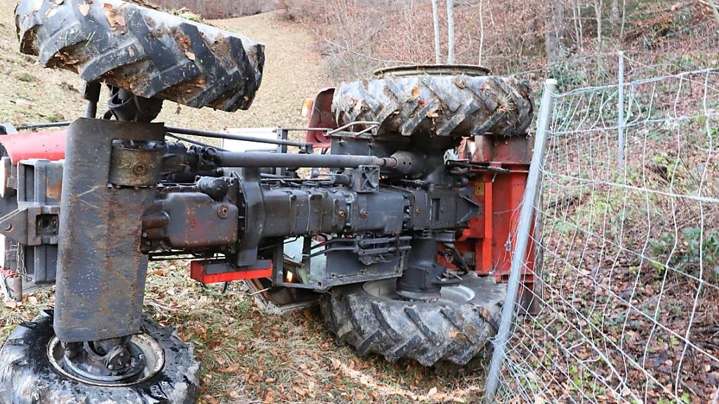 Der Traktor rutschte ab, überschlug sich mehrfach und begrub den 72-jährigen Fahrer unter sich.