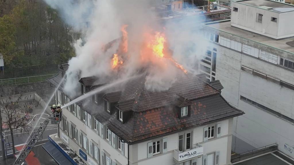 Grossbrand mitten im Stadtzentrum – Dachstock ausgebrannt