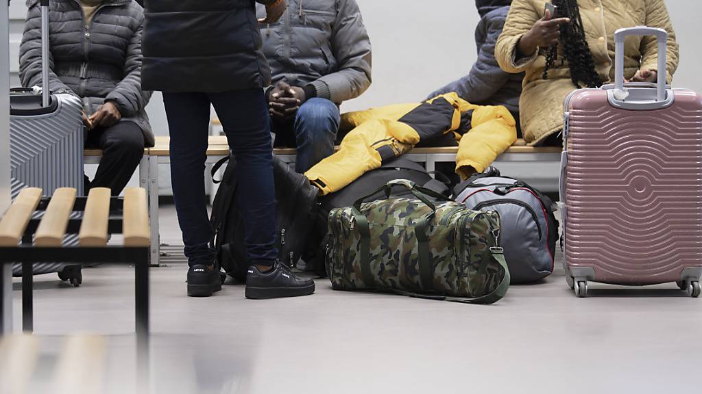 Nach Einschätzung des Bundes dürften 2024 ähnlich viele Personen in der Schweiz ein Asylgesuch stellen wie im vergangenen Jahr. (Archivbild)