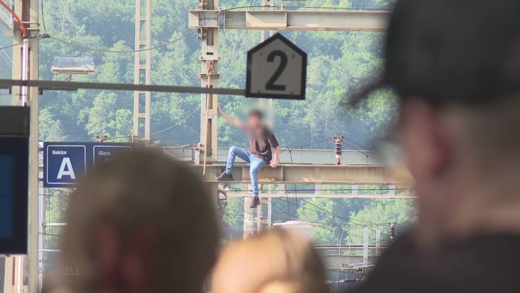 Neues Phänomen: Bereits in Aarau stieg ein Mann auf eine Leitung