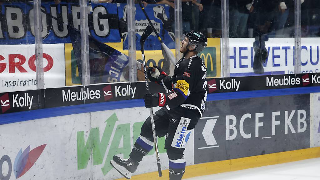 Fribourgs Christoph Bertschy lässt sich nach dem Siegtreffer feiern