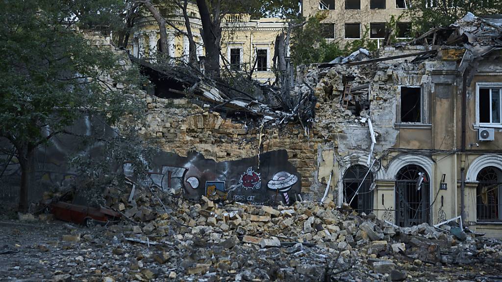 Ein Gebäude in Odessa ist nach Raketenangriffen stark beschädigt. Im Norden der Frontlinie kam es in den vergangenen Tagen zu zunehmendem Artilleriefeuer. Foto: Libkos/AP/dpa