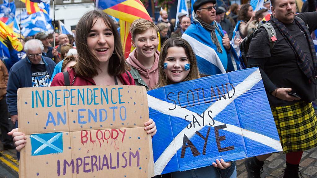 Fröhlich in die Unabhängigkeit marschieren diese jungen Schotten am 5. Oktober in Edinburgh.