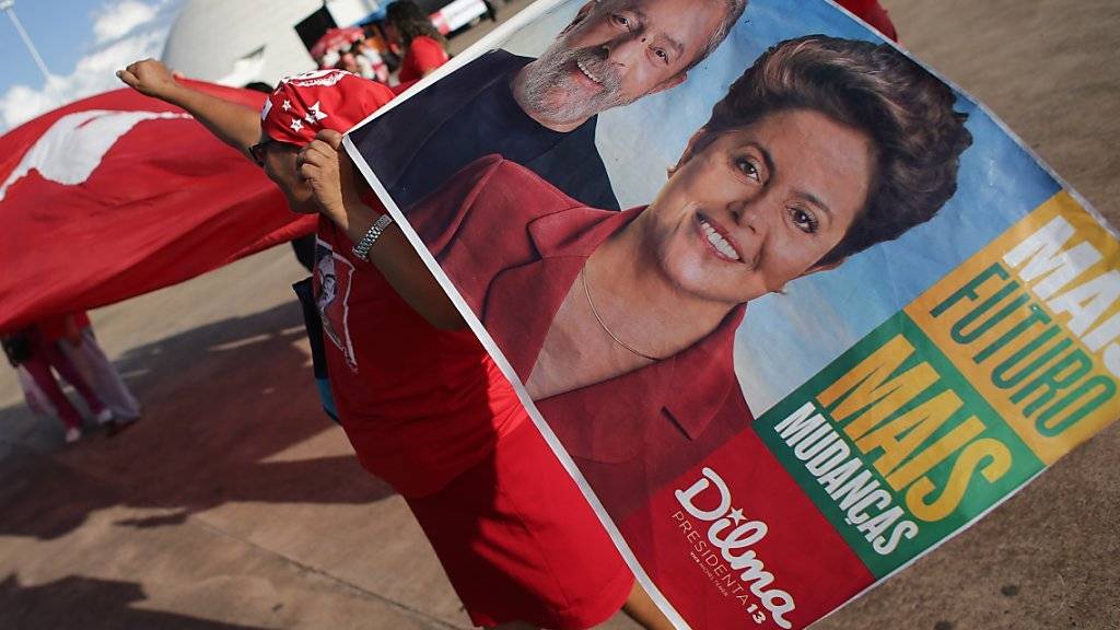Eine Unterstützerin der brasilianischen Regierung bei einer Demonstration in der Hauptstadt Brasilia: Die Regierung geht gegen den jüngsten Entscheid vor, der die Einsetzung Lulas in die Regierung verhindert. (Archivbild)