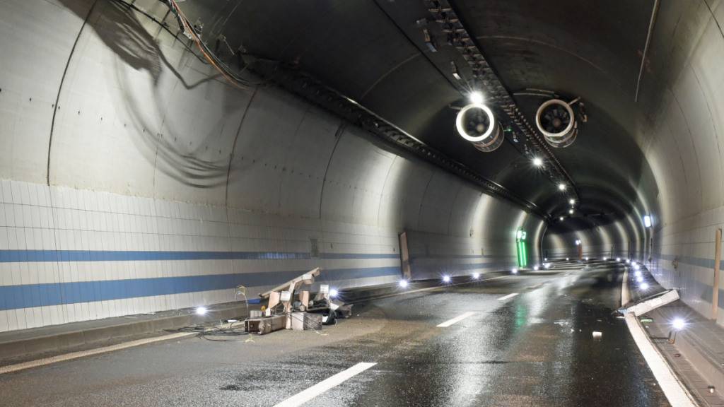 Ein Lastwagen mit offener Kippmulde stiess im Eicher Tunnel gegen die Decke.