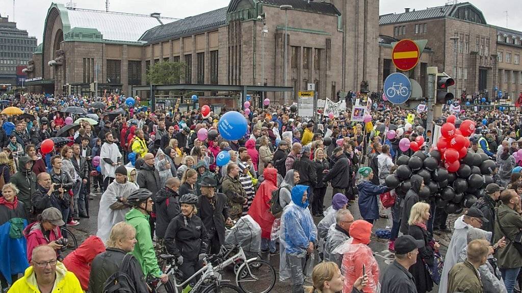 Zehntausende Demonstrierende in Helsinki, trotz Regenwetters